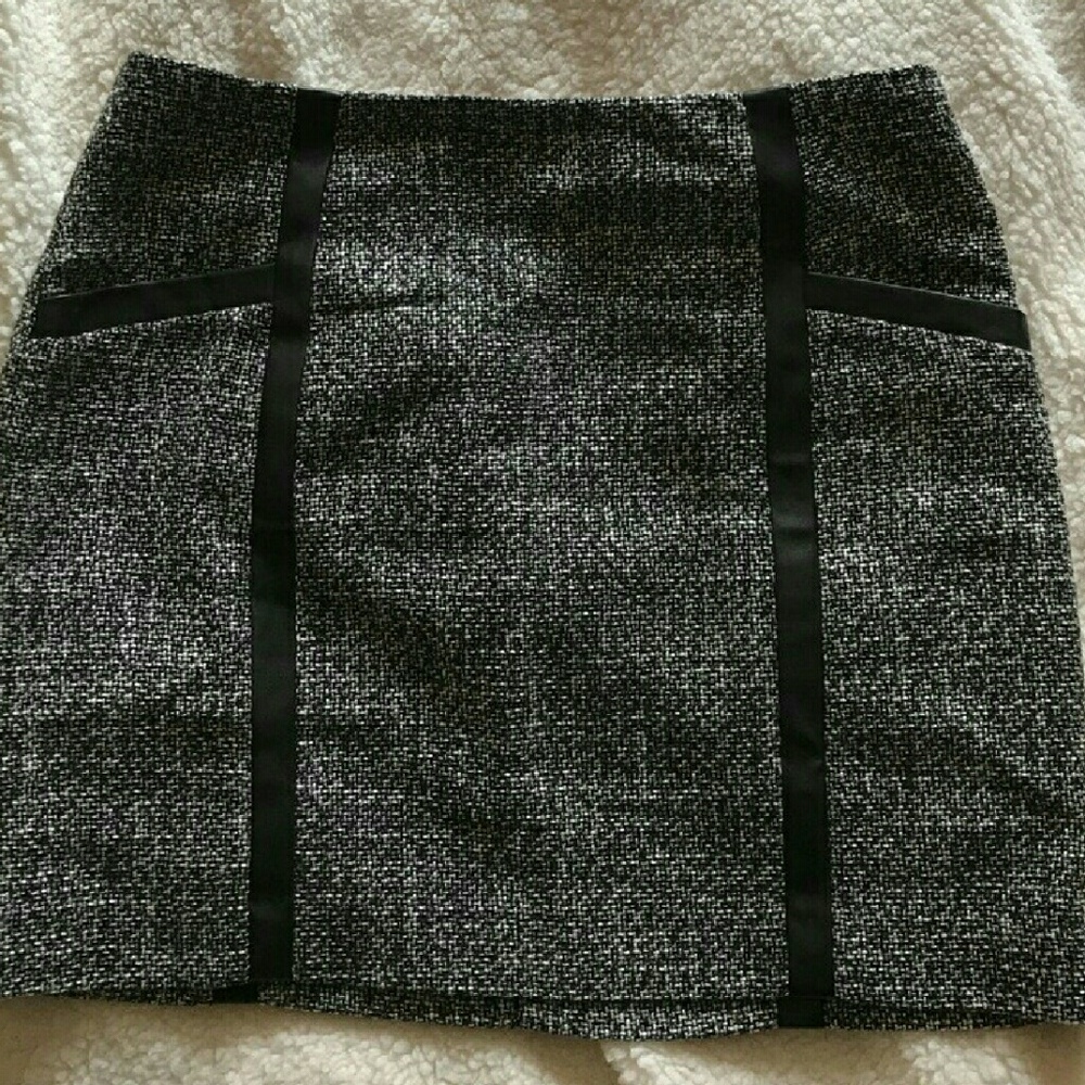 💕MAKE AN OFFER! NWT BANANA REPUBLIC MINI SKIRT!💕 - Picture 4 of 5